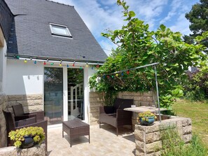 La terrasse, ouvrant sur le jardin