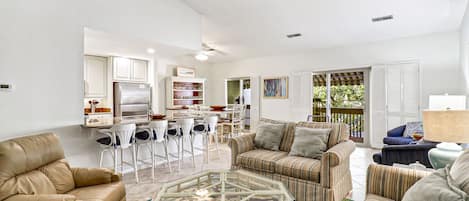 1690 Bluff Villas | Living Room - 1690 Bluff Villas | Living Room