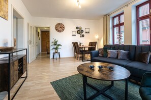 Wohnzimmer Blick in Richtung Flur und Esstisch