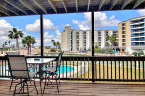 Main level balcony seating - Deck seating