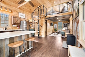 Just 15 minutes from the U of A campus, our lodge includes luxury amenities for 3 inside, plus amazing outdoor amenities.