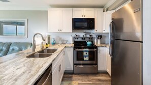 Updated FULLY stocked Kitchen