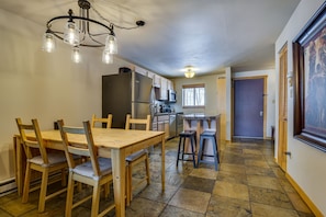 Dining Area | Single-Story Unit | No A/C | Open Floor Plan