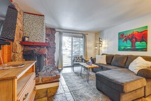 Living Room | Fireplace | Sleeper Sofa | Smart TV | Free WiFi