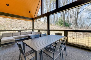 Screened Porch | Self Check-In | 7 Mi to Lake Glenville