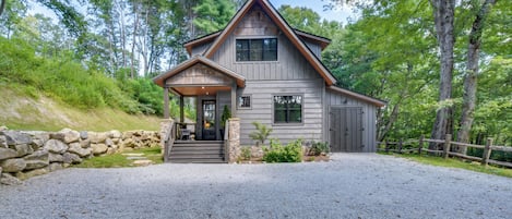 Glenville Vacation Rental | 2BR | 2.5BA | Stairs Required | 1,550 Sq Ft