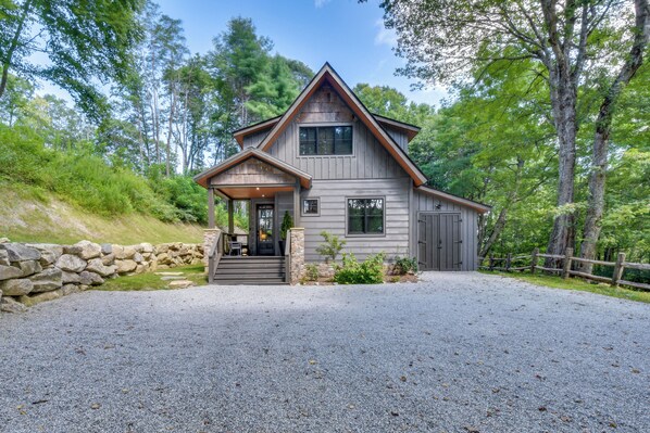 Glenville Vacation Rental | 2BR | 2.5BA | Stairs Required | 1,550 Sq Ft