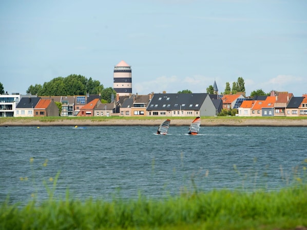 Wasser, Himmel, Pflanze, Gebäude, Boot, Watercraft, See, Küsten Und Ozeanische Forms, Wolke, Wasserlauf