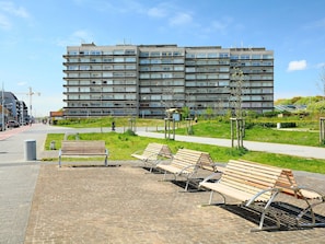 Himmel, Wolke, Pflanze, Gebäude, Möbel, Außenbank, Schatten, Gartenmöbel, Urban Design, Gras
