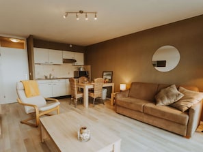 Möbel, Tabelle, Eigentum, Couch, Holz, Interior Design, Beige, Flooring, Fussboden