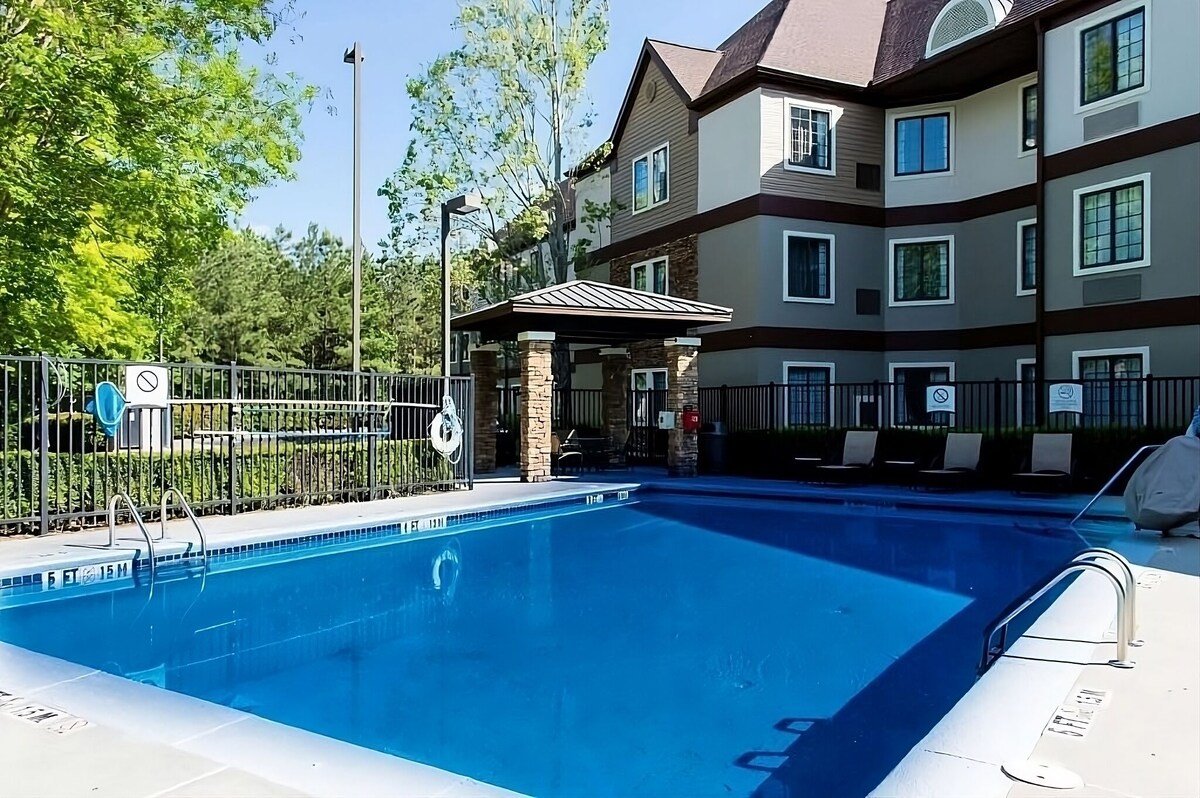Comfort and Relaxation! Outdoor Pool, Free Breakfast, Pet-friendly Property!