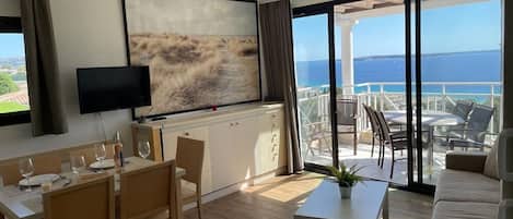 Salle de séjour avec balcon vue mer