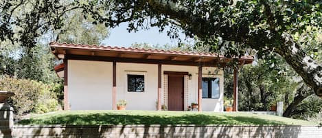 The Casita is located on a 5 acre property surrounded by oak trees. You have your own driveway, private front covered patio and back patio