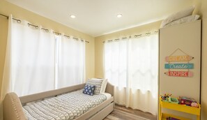 Bedroom 2~Kids Room~ Twin Bed with pull out Trundle