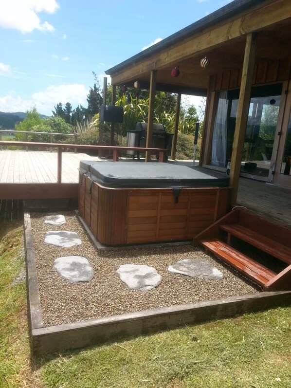 Bañera de hidromasaje al aire libre