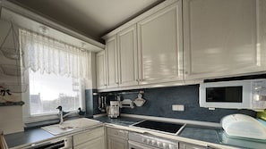 Küche im Landhausstil mit Anrichte zum Wohnraum