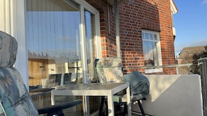 Sitzen auf dem Balkon mit Nachmittagssonne