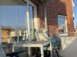 Sitzen auf dem Balkon mit Nachmittagssonne