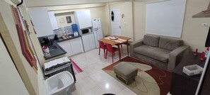 Sala de tv, cozinha e área de jantar