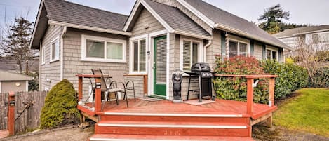 Gold Beach Vacation Rental | 2BR | 1BA | Stairs Required | 855 Sq Ft