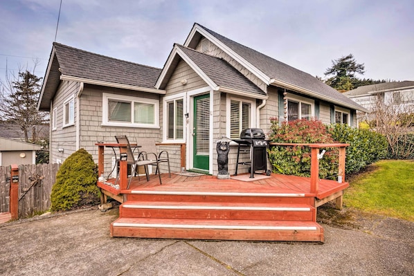 Gold Beach Vacation Rental | 2BR | 1BA | Stairs Required | 855 Sq Ft