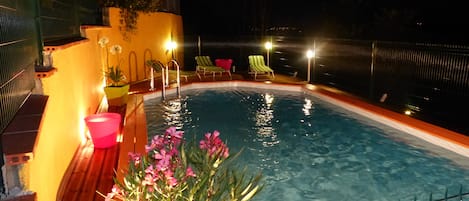 piscine la nuit 