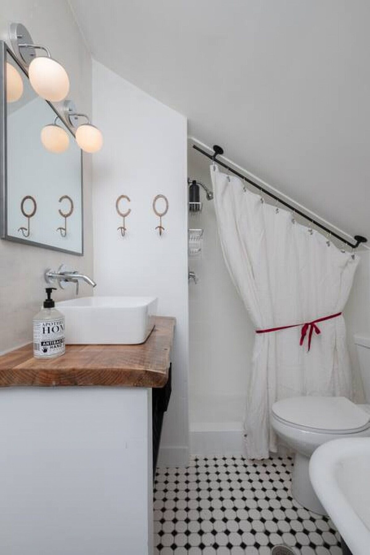The Whaler’s Loft · Close to Ocean Beach, Mystic & USCGA