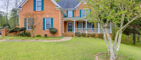 Fayetteville Vacation Rental | 2BR | 1.5BA | 3,637 Sq Ft | Stairs Required