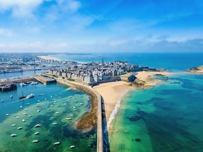 Intra Muros: 25mn à pieds
Une belle balade au bord de mer