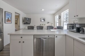 Kitchen Island and Breakfast Bar - Seats 4 