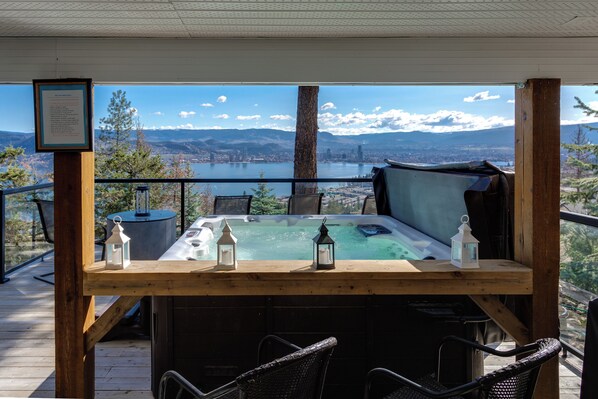 Hot tub with sit up bar!