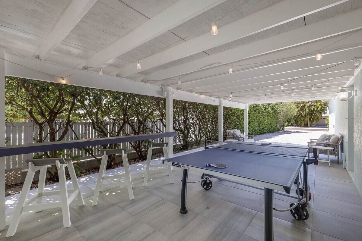 Villa Maria: 1 Block to Pine! 3 Blocks to Beach! Pool, Ping Pong by Anna Maria Life