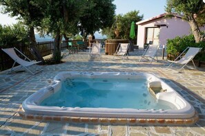 Outdoor spa tub