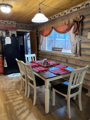 Seating for 6. Dine in Kitchen.