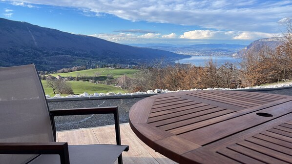 Vue de votre terrasse sur Annecy, le Lac, et le SEMNOZ. 