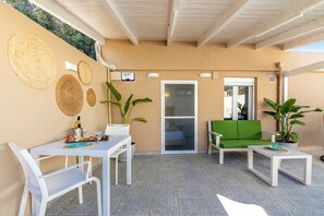 Outdoor dining area, outdoor sitting room