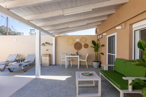 Outdoor dining area, outdoor sitting room