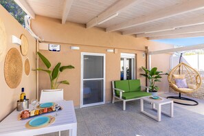 Outdoor dining area, outdoor sitting room