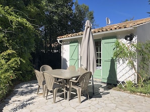 Terasse Sud, équipée d'une table, parasol, plancha, transat a votre dispositon