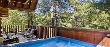 Smokies Outlook's bubbling hot tub