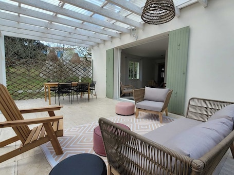 Belle terrasse avec pergola