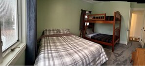 Green room w/ Queen bed and bunk bed
