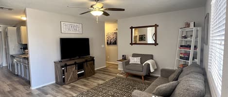 Cozy living room with full-sized sleeper sofa! Games to play, Apple TV, & movies