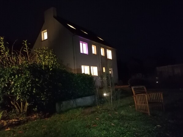 Lodge with garden at night
Jardin éclairé 