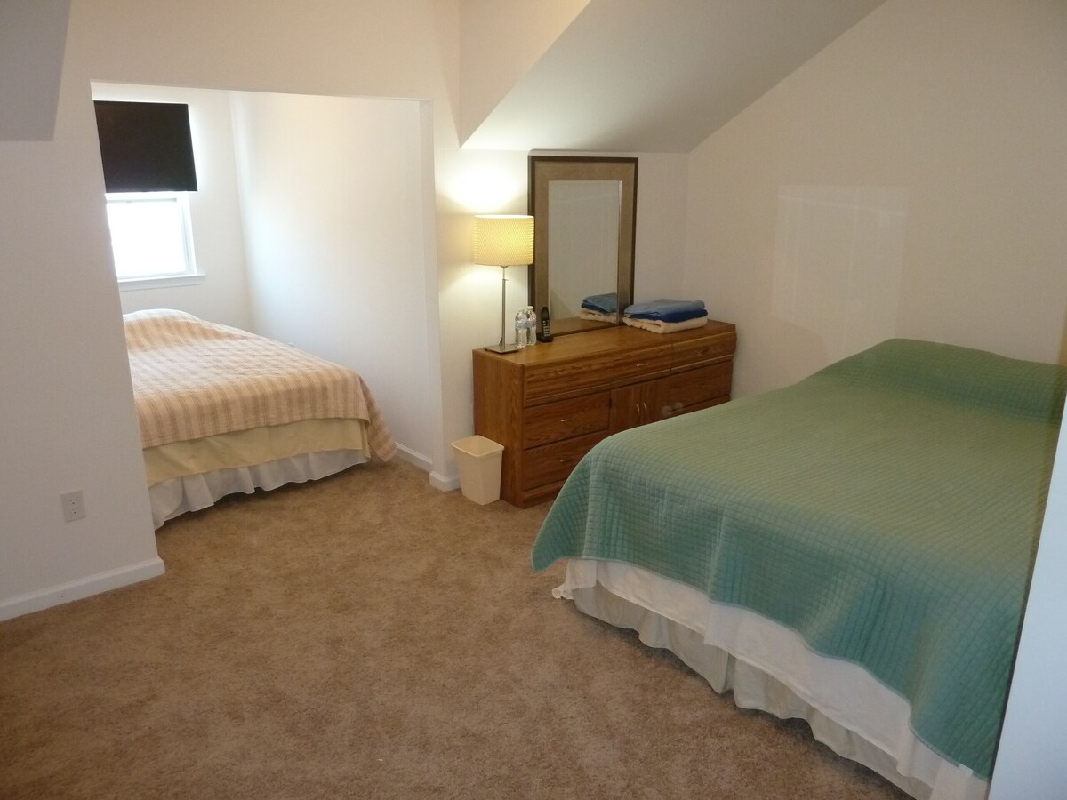 New Modern Townhome With King and Queen Beds Near Beach