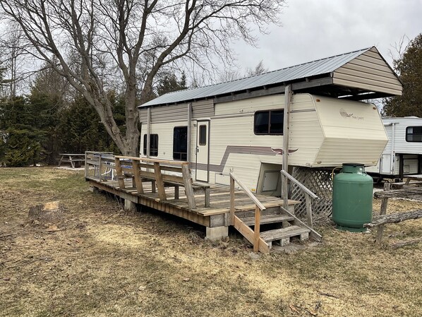 An Economical Classic trailer with deck and waterviews!