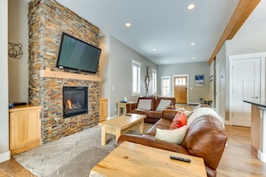 Living Area | Smart TV | Fireplace