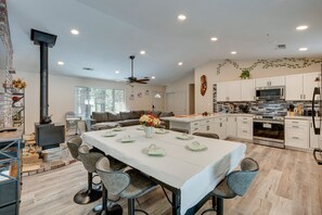 Dining Area | Dining/Pool Table Combo | Dishware/Flatware Provided