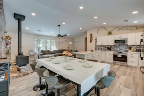 Dining Area | Dining/Pool Table Combo | Dishware/Flatware Provided