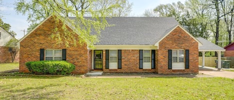 Memphis Vacation Rental | 5BR | 2BA | 2,440 Sq Ft | 2 Steps Required